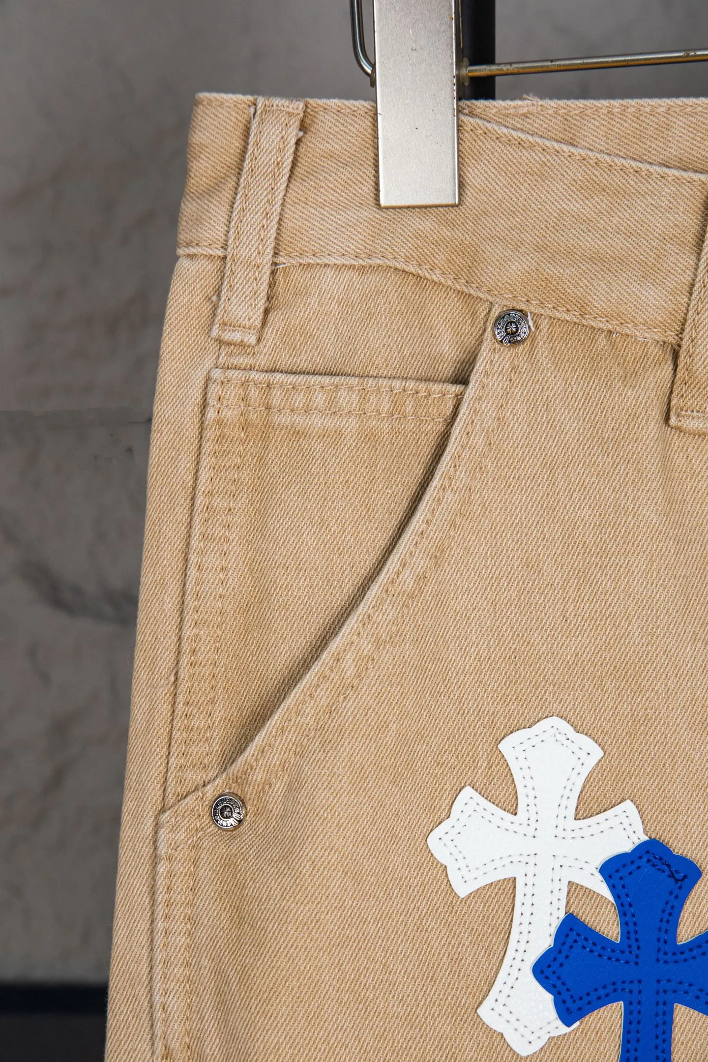 P290 top version CH Chromehearts limited edition blue and white cross patch leather work jeans denim logging pants, cabinet price 34W level, patch cross pattern embellishment, washed jeans! ! An absolutely high-end luxury product, a 1.9W-level god-level single product, a super popular product, made by top heavy industry, a magic weapon that cannot be missed! [About Zangyin] This is an extremely luxurious fashion brand that can also be called the aristocracy of the high street. It has always been an exclusive brand for some hipsters or rich second generations. Compared with ordinary high streets, it is more luxurious and noble. Compared with luxury brands, it is more fashionable and individual. It has always been a brand that I have a special liking for. [Top heavy industry fashion design] Consistently high-street luxury style. Speaking of this style, the Zangyin family and GU family are definitely the leading representative brands. Especially the Zangyin family has really achieved a state-of-the-art effect in creating high-street style. The unique washed material is used to create this style. The color system is already quite eye-catching. After it is decorated with patchwork cross flowers, it cleverly highlights the charm of the brand. Secondly, this style uses classic The high-waist cutting design highlights the long legs and fashionable temperament of the upper body. The brand is highly recognizable and the slim fit configuration is more suitable for daily wear. It is a product that interprets personality, fashion, and specifications at a glance. This single product is enough to make any fan excited. It can be a white T-shirt for a youthful college style, or a tight suspender for a royal style. It has strong matching ability and can be easily controlled by men.  [Materials and craftsmanship] Needless to say, this point goes without saying. As an excellent craftsman brand, Zangyin’s requirements for details and craftsmanship are really perfect. The washed color of this model has gone through so many processes, not to mention the embellishment of denim appliques. It is also purely hand-made and sewn. Just like what they believe in, only hand-made things have soul and have the meaning of wear. A top-notch heavy-duty fashionable denim item, I look forward to your perfect interpretation! !  Color: Khaki Size: 30-36